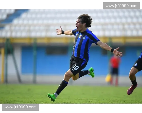 蓝黑信仰飘扬在风中的国际米兰围巾承载荣耀与激情岁月传奇记忆永恒 蓝黑信仰飘扬在风中的国际米兰围巾承载荣耀与激情岁月传奇记忆永恒